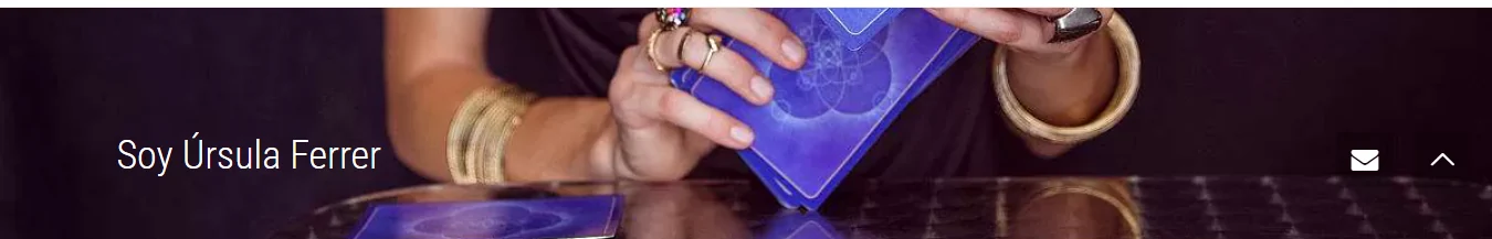 Manos de una tarotista sobre una mesa de consulta con cartas de tarot