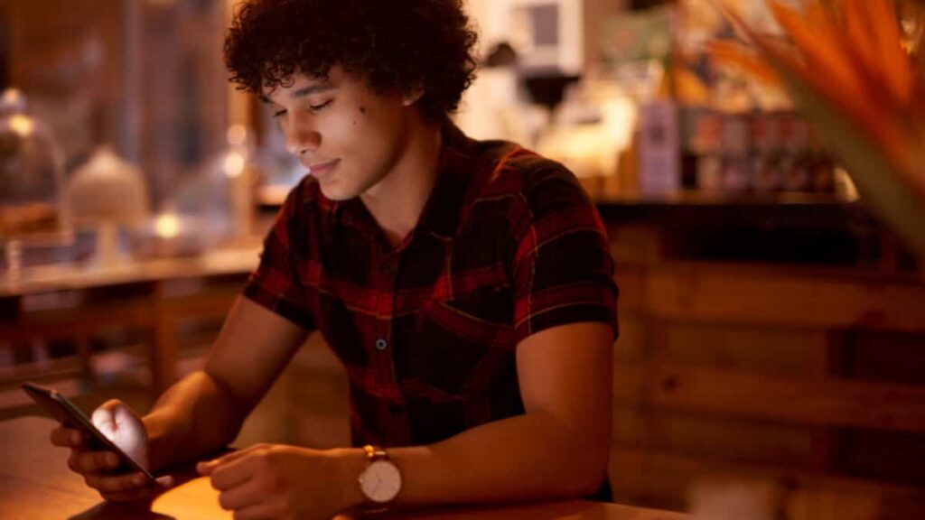 relación sentimental virtual, evitar que mi relacion virtual se convierta en pesadilla, como pasar de relacion virtual a relacion real, como hacer para vernos si estamos en distancia, cuando decidir convivir, quien debe desplazarse 